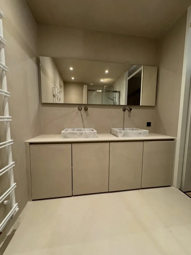 “Strakke lijnen, minimalistisch design en een vleugje luxe ✨ Deze badkamer in microcement is de perfecte mix van stijl en functionaliteit. Naadloos, waterdicht en tijdloos – wat vinden jullie van deze look? 💬 Laat het ons weten in de reacties! 🛁 

#Interieurinspiratie #Microcement #badkamerdesign #MinimalistischWonen #InterieurInspiratie #NaadlozeAfwerking #LuxeBadkamer #ModernInterieur #BadkamerTrends #DuurzaamWonen #InterieurLiefde #IndustrieelDesign #StijlvolleBadkamer #WaterdichteAfwerking #BadkamerRenovatie #interieurstyling