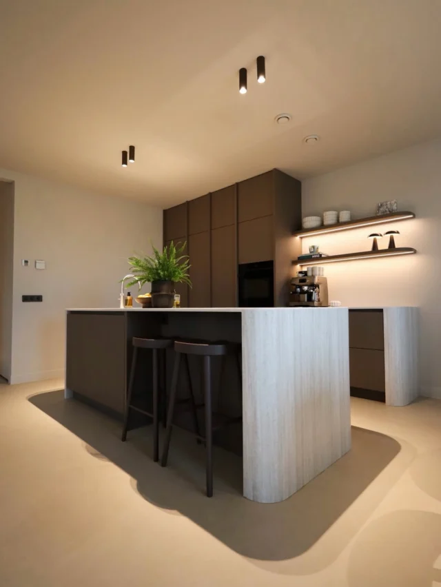 Strakke lijnen, een naadloze afwerking en een moderne uitstraling! Deze microcementvloer voegt een stijlvolle industriële touch toe aan elk interieur. Voor liefhebbers van een minimalistische en tijdloze stijl is dit de perfecte keuze. Het stuc- en spuitwerk dat we hebben uitgevoerd, maakt het geheel helemaal compleet.🌿✨

Wat vind jij van deze stijl ?

#MicrocementVloer #Betonlook #IndustrieelWonen #ModerneInterieurs #VloerInspiratie InterieurTrends StrakkeVloer InterieurDesign NaadlozeVloer vloertrends