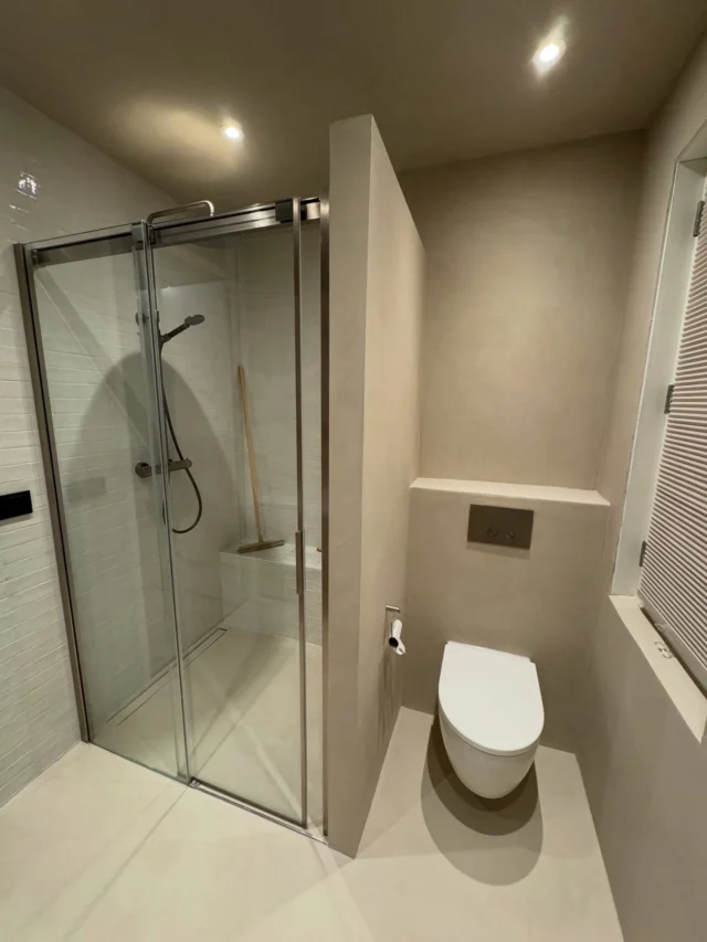 “Strakke lijnen, minimalistisch design en een vleugje luxe ✨ Deze badkamer in microcement is de perfecte mix van stijl en functionaliteit. Naadloos, waterdicht en tijdloos – wat vinden jullie van deze look? 💬 Laat het ons weten in de reacties! 🛁 

#Interieurinspiratie #Microcement #badkamerdesign #MinimalistischWonen #InterieurInspiratie #NaadlozeAfwerking #LuxeBadkamer #ModernInterieur #BadkamerTrends #DuurzaamWonen #InterieurLiefde #IndustrieelDesign #StijlvolleBadkamer #WaterdichteAfwerking #BadkamerRenovatie #interieurstyling